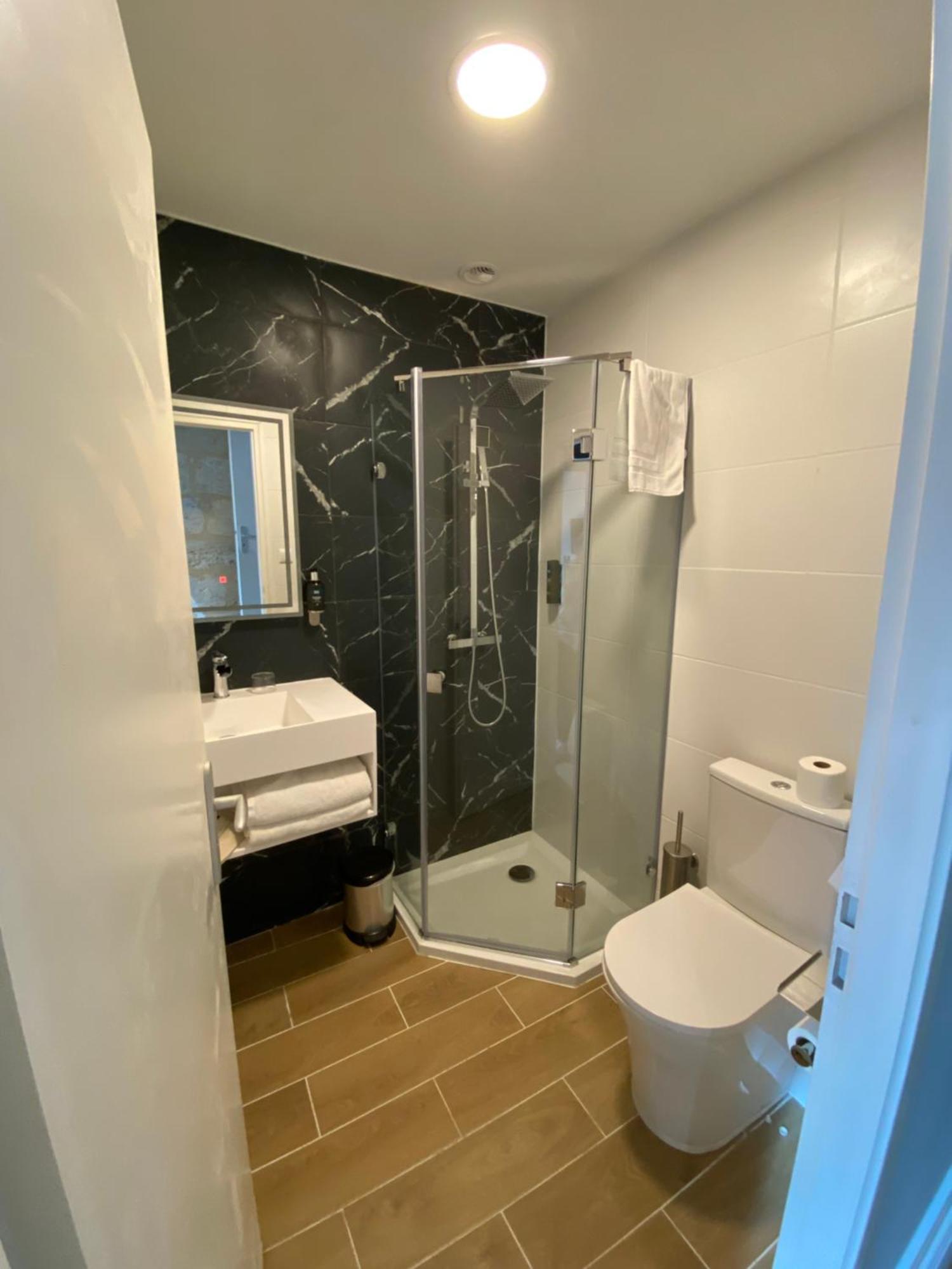 Logis Hotel De La Tour Libourne Exterior foto